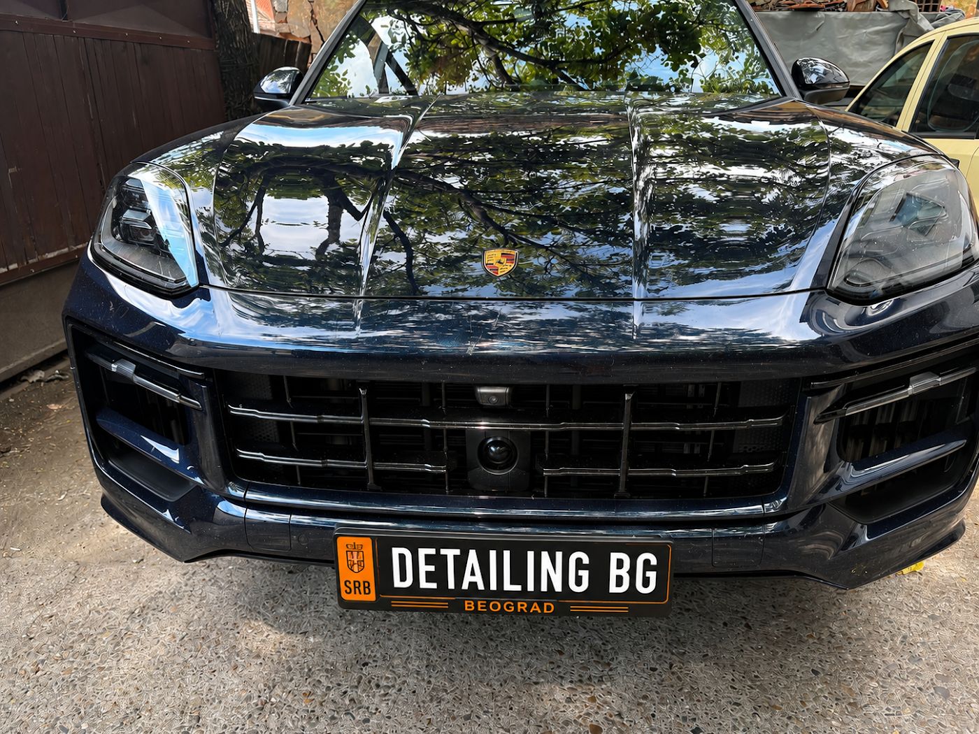 Porše posle detailinga sa tablicom Detailing BG